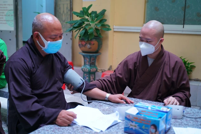 Đo huyết áp trước khi tiêm Đo huyết áp trước khi tiêm