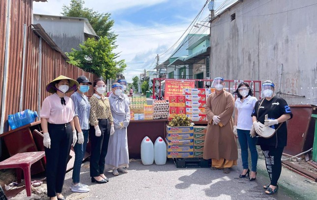 Đoàn trao quà đến người dân trong khu cách ly phòng Covid-19