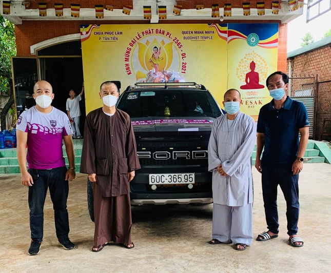 Thượng tọa Thích Minh Trí chuẩn bị trao quà Thượng tọa Thích Minh Trí chuẩn bị trao quà