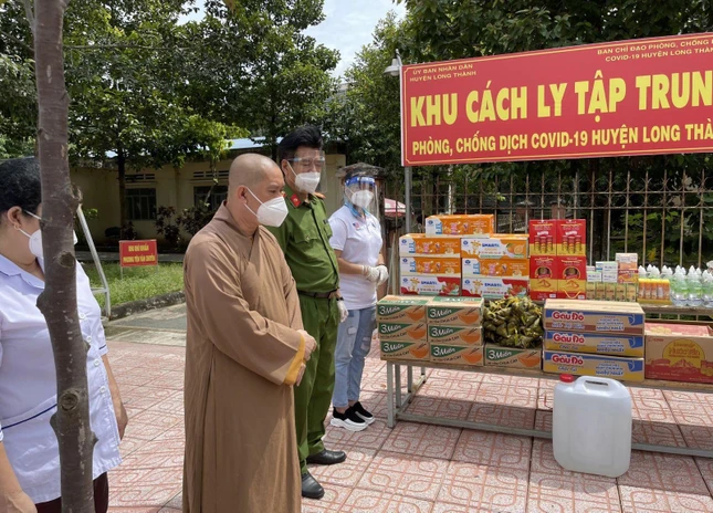 Đại đức Thích Nguyên Thông trao quà đến khu cách ly y tế