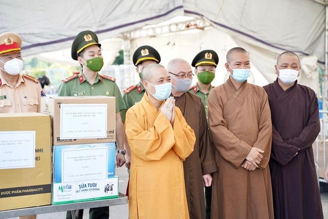 Hòa thượng Thích Bảo Nghiêm tới thăm, tặng quà đến các chốt kiểm dịch