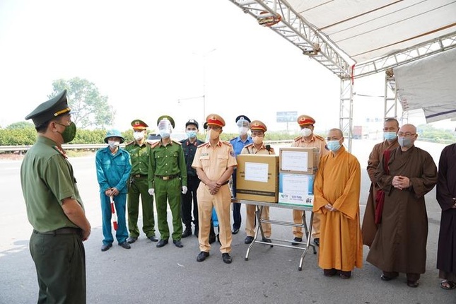 Đại tá Ngô Chí Dược, Trưởng phòng An ninh Đối nội cảm ơn đến Ban Trị sự GHPGVN TP.Hà Nội đã quan tâm đến lực lượng phòng dịch