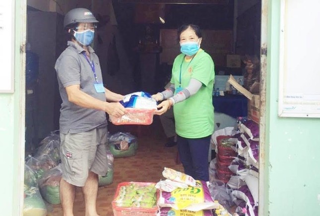 Trao quà tại tổ dân phố để chuyển đến những gia đình khó khăn trong mùa dịch Covid-19 - Ảnh: CTV