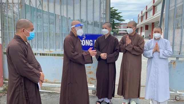 Thăm hỏi, dặn dò đến 3 vị Tăng Ni đến Bình Dương vào tuyến đầu chống dịch - Ảnh: Huệ Nghiêm
