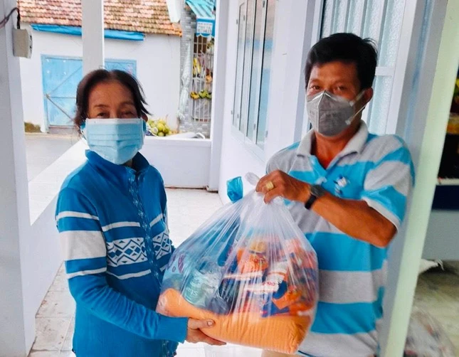 Trao quà đến từng hộ khó khăn do Covid-19 Trao quà đến từng hộ khó khăn do Covid-19