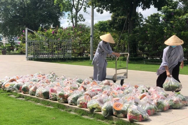 Các sư cô chuẩn quà đến chuyển đến tặng những gia đình khó khăn - Ảnh: TT