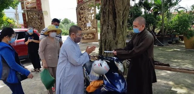 Trao quà hỗ trợ Tăng Ni khó khăn trong huyện Xuyên Mộc