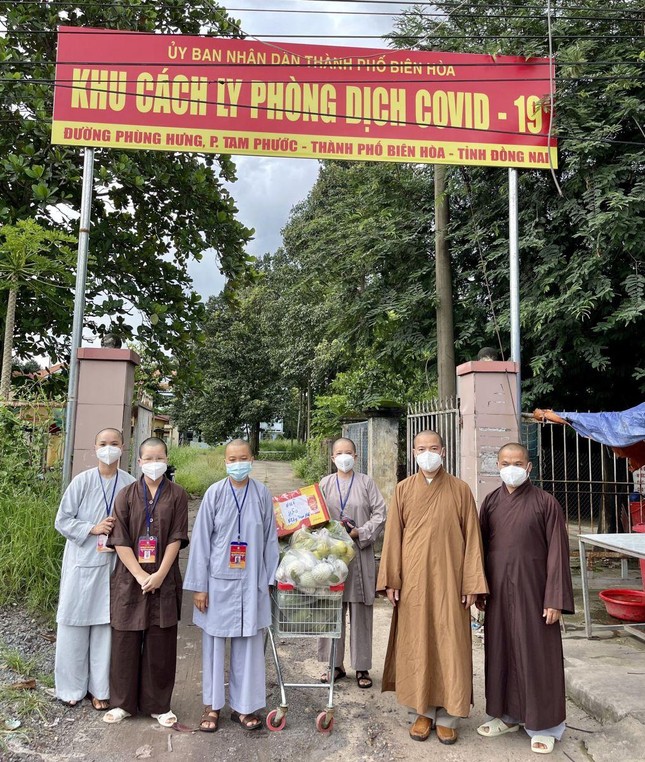 Đoàn tặng quà đến các thành viên tình nguyện viên Phật giáo Đồng Nai và cán bộ lực lượng tuyến đầu đang phục vụ ở khu cách ly
