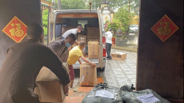 Vận chuyển vật tư y tế ủng hộ tuyến đầu chống dịch