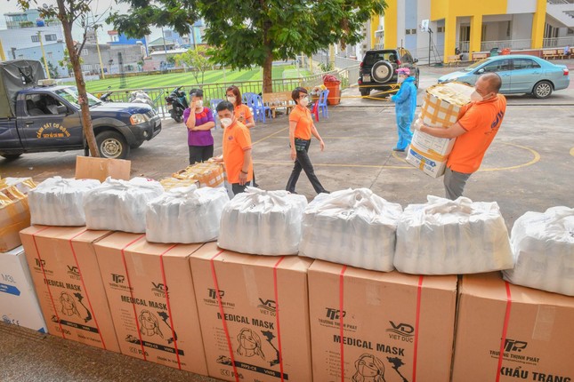 Vận chuyển quà tặng đến Ủy ban MTTQVN quận Tân Bình Vận chuyển quà tặng đến Ủy ban MTTQVN quận Tân Bình
