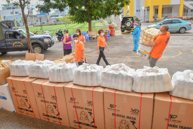 Vận chuyển quà tặng đến Ủy ban MTTQVN quận Tân Bình