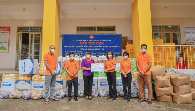 Trao quà tặng gồm vật tư y tế, thực phẩm, thuốc... Trao quà tặng gồm vật tư y tế, thực phẩm, thuốc...