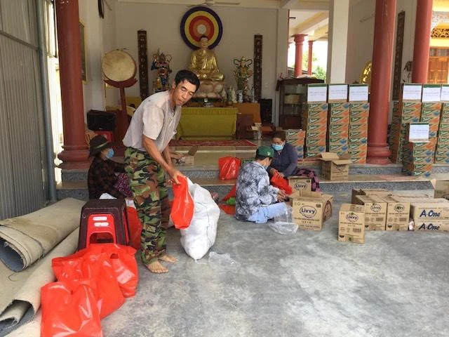 Đạo tràng chùa Hưng Phước chuẩn bị quà để tặng đến người khó khăn Đạo tràng chùa Hưng Phước chuẩn bị quà để tặng đến người khó khăn