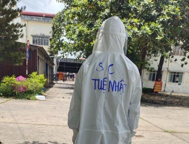 Sư cô Thích nữ Tuệ Nhật trong bộ đồ bảo hộ