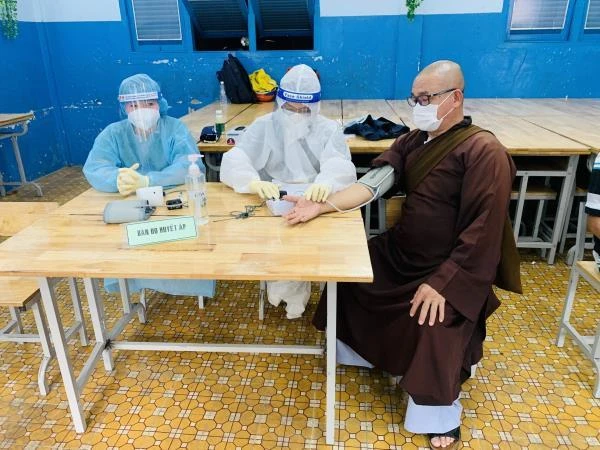 Đo huyết áp trước tiêm