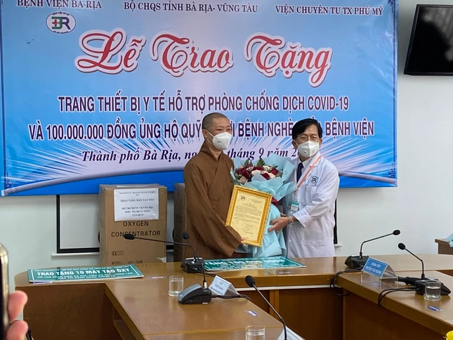 Bác sĩ CKII Nguyễn Văn Hương trao hoa và ghi nhận, tri ân đến Thượng tọa Thích Thiện Thuận Bác sĩ CKII Nguyễn Văn Hương trao hoa và ghi nhận, tri ân đến Thượng tọa Thích Thiện Thuận