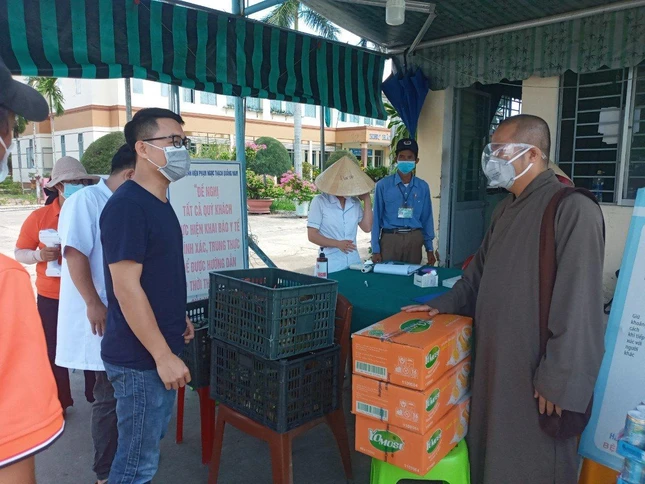 Đại đức Thích Bảo Ân trao quà đến bệnh nhân trong khu phong tỏa, cách ly