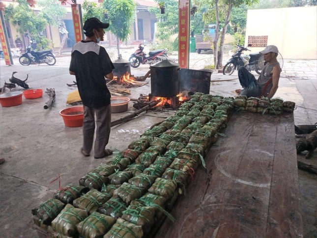 Chùa Phước Ấm nấu 400 bánh chưng hỗ trợ bệnh nhân cách ly y tế