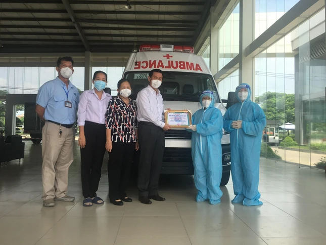 Đoàn Phân ban Ni giới Phật giáo TP.HCM nhận bằng ghi nhận tri ân của đại diện Bệnh viện Huyện Bình Chánh