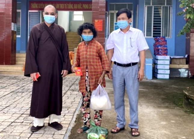 Thượng tọa Thích Huệ Giáo trao quà cho đồng bào dân tộc nghèo xã Sơn Thái Thượng tọa Thích Huệ Giáo trao quà cho đồng bào dân tộc nghèo xã Sơn Thái