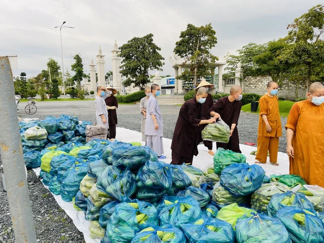 Chư Ni vận chuyển rau quả