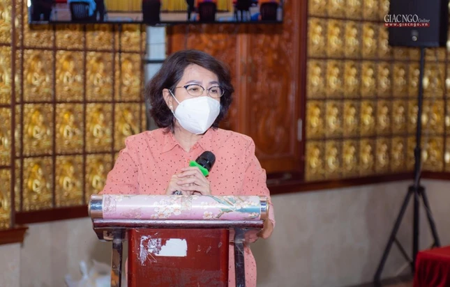 Bà Tô Thị Bích Châu phát biểu cảm ơn sự dấn thân của tình nguyện Phật giáo vào tuyến đầu