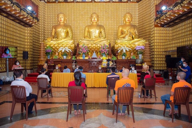 Quang cảnh lễ xuất phát đội tình nguyện viên tại chùa Giác Ngộ