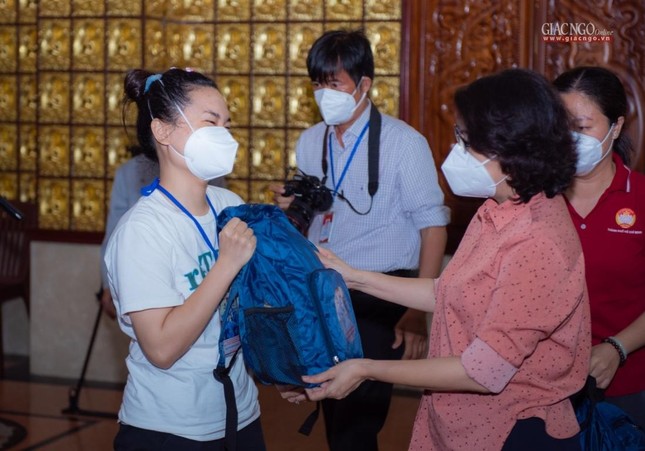 Bà Tô Thị Bích Châu trao quà