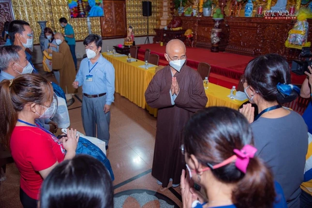 Thượng tọa Thích Thiện Quý dặn dò thân tình đến tình nguyện viên