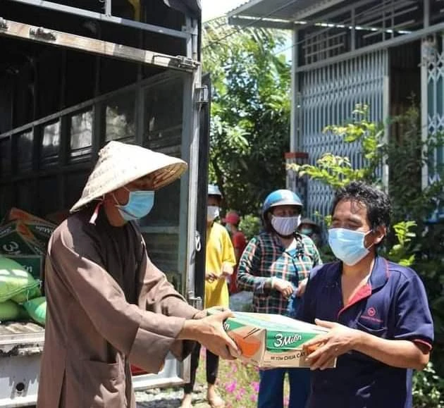 Thượng tọa Thích Thiện Quý chuyển quà đến tặng cho những hộ khó khăn