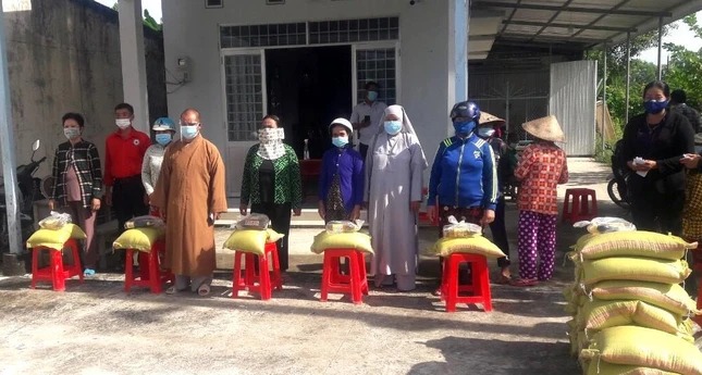 Ban Trị sự Phật giáo huyện Gò Quao trao quà đến những hộ nghèo