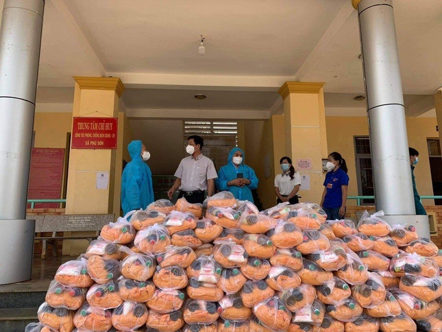 Những phần quà của chùa Đức Bổn A Lan Nhã trao đến bà con