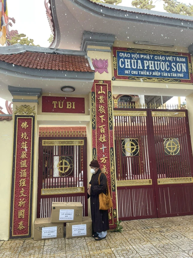 Hòa thượng Thích Thiện Hòa đích thân mang quà đến cúng dường các chùa ở quận Tân Phú