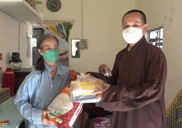 Đại đức Thích Đạo Lực trao quà đến gia đình khó khăn