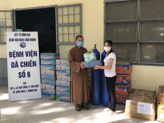 Trao quà tại Bệnh viện số 6