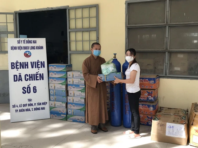 Trao quà tại Bệnh viện số 6