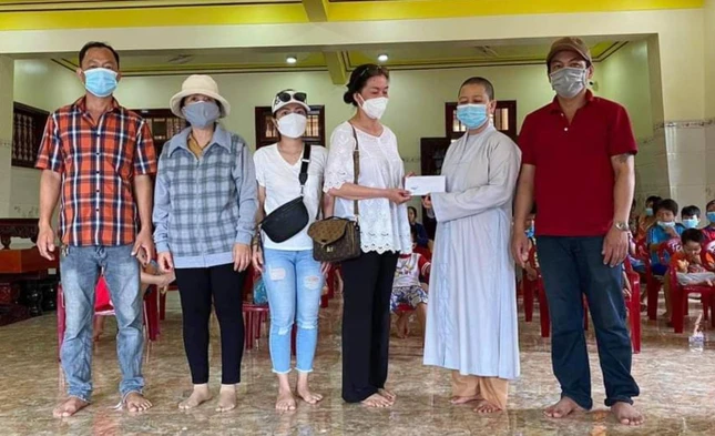 Đoàn trao quà cho Mái ấm Anh Đào (Ninh Xuân, thị xã Ninh Hòa)