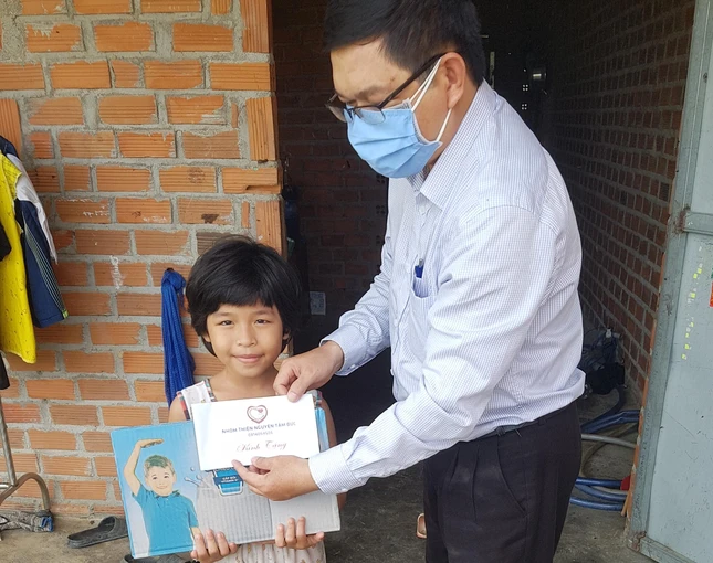 Trao quà cho trẻ em có hoàn cảnh khó khăn nhân Tết Trung thu ở xã Diên Phước