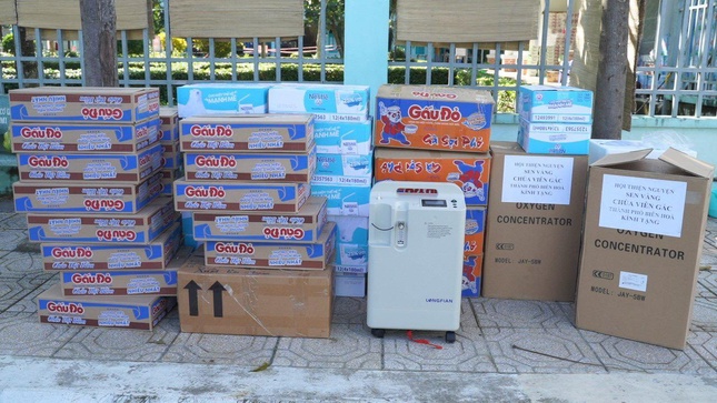 Đoàn hỗ trợ vật tư y tế, thực phẩm đến các bệnh viện dã chiến, bệnh nhân và các em nhỏ F0