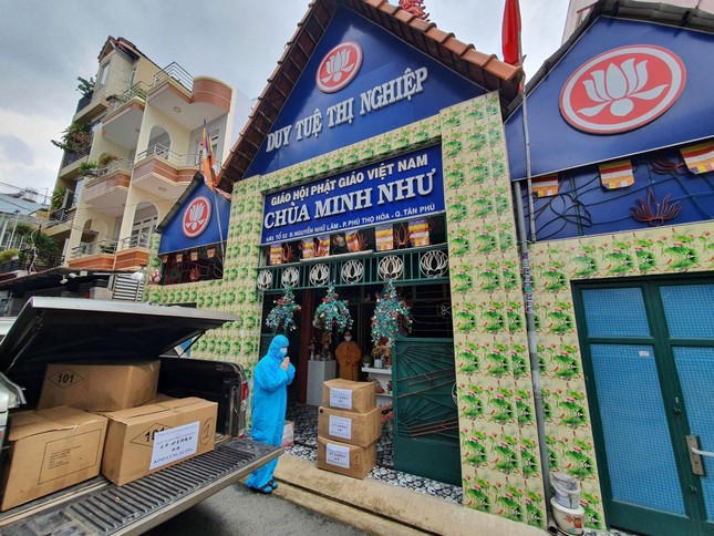 Đại đức Thích Chỉnh Độ trao quà tại chùa Minh Thư