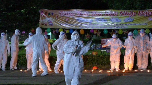 Y bác sĩ, tình nguyện viên nhiệt tình giúp vui trong đêm trung thu