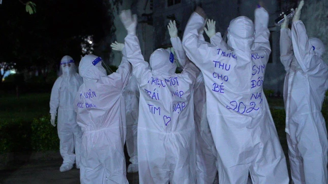 Các bé hãy yên lòng, y bác sĩ, bộ đội, tình nguyện viên là cha là mẹ, là những người thân của tất cả các con và bệnh nhân nơi đây