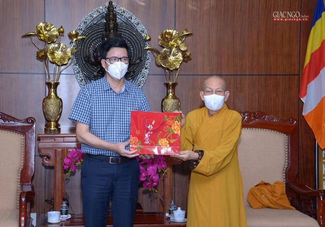 Ông Nguyễn Tiến Trọng trao quà đến Hòa thượng Thích Thiện Đức