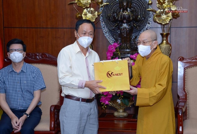 Hòa thượng Thích Thiện Đức trao quà đến ông Trà Quang Thanh