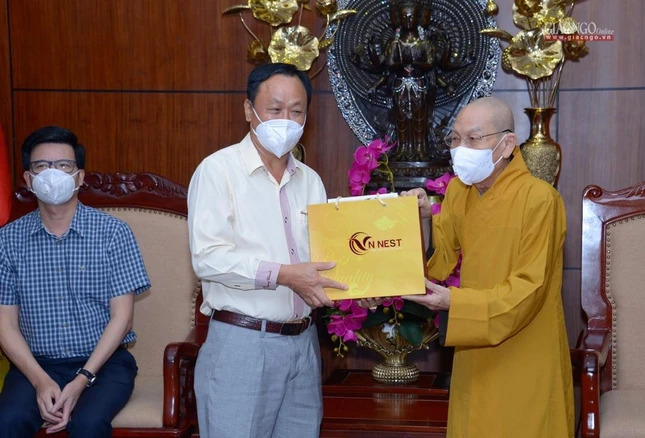 Hòa thượng Thích Thiện Đức trao quà đến ông Trà Quang Thanh