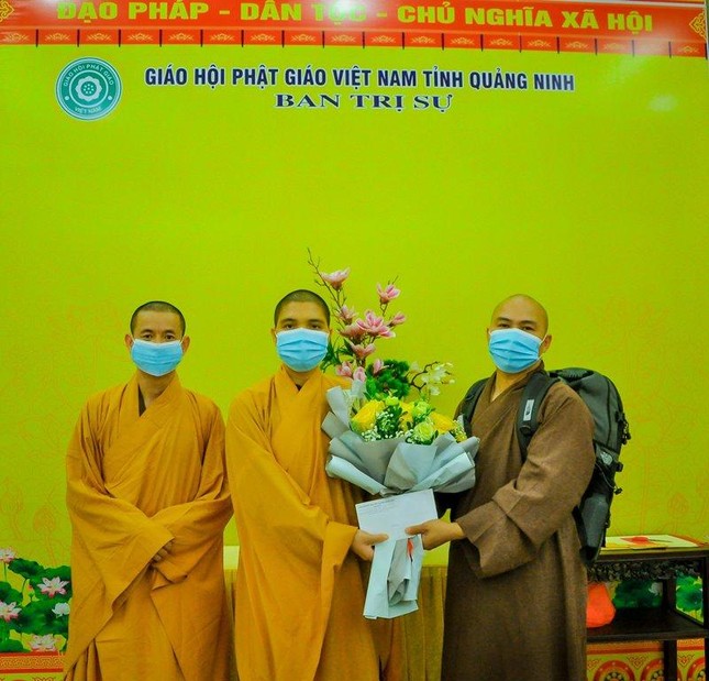 Đại đức Thích Khai Từ trao hoa động viên Đại đức Thích Giác Tâm vào Nam chống dịch Đại đức Thích Khai Từ trao hoa động viên Đại đức Thích Giác Tâm vào Nam chống dịch