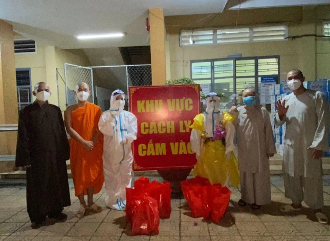 Chư tôn đức chuẩn bị quà cho trẻ em vui Tết Trung thu Chư tôn đức chuẩn bị quà cho trẻ em vui Tết Trung thu