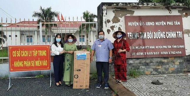 Trao quà tại khu cách ly tập trung