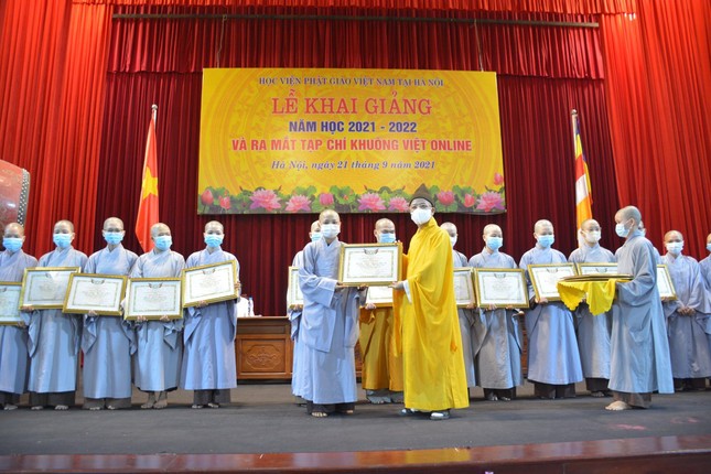 Hòa thượng Viện trưởng trao Tuyên dương công đức đến Ni sinh Học viện Hòa thượng Viện trưởng trao Tuyên dương công đức đến Ni sinh Học viện