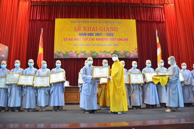 Hòa thượng Viện trưởng trao Tuyên dương công đức đến Ni sinh Học viện